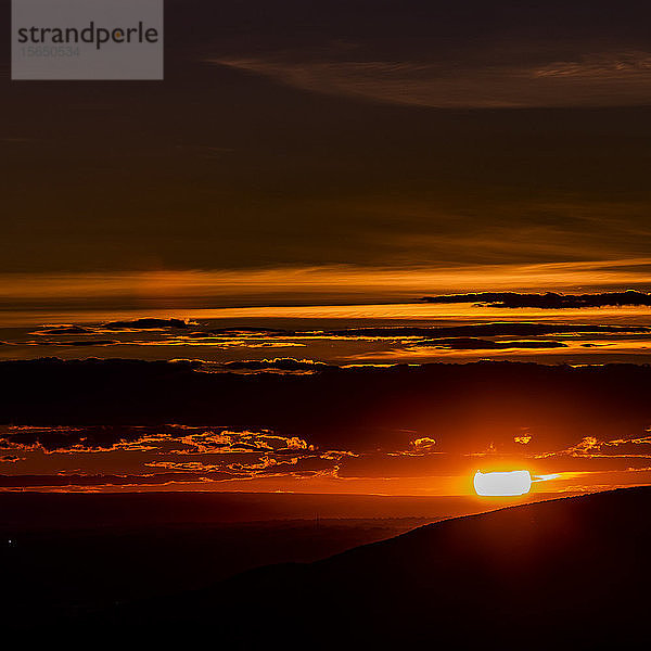 Silhouette der Boise Foothills bei Sonnenuntergang in Boise  Idaho  USA