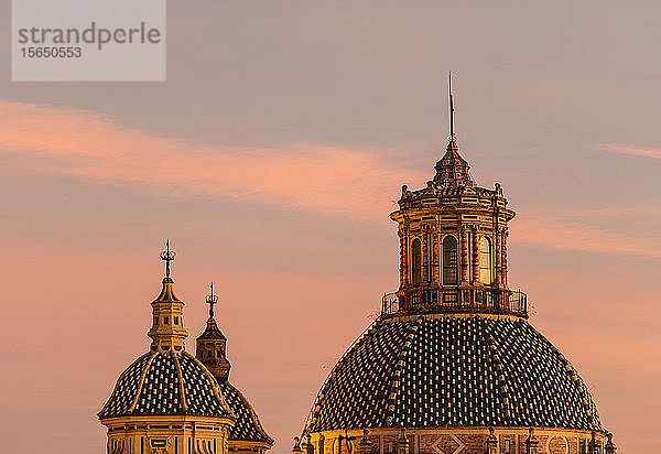 Kuppeln der Kirche Saint Louis de France bei Sonnenuntergang in Sevilla  Andalusien  Spanien