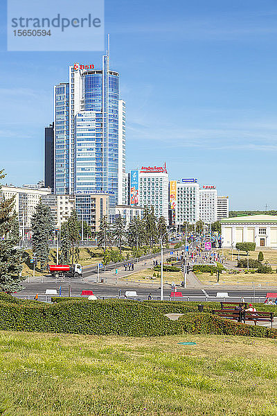 Park bei modernen Bürogebäuden in Minsk  Belarus