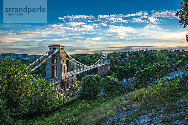 Historische Clifton-Hängebrücke von Isambard Kingdom Brunel überspannt die Avon-Schlucht mit dem Fluss Avon darunter  Bristol  England  Vereinigtes Königreich