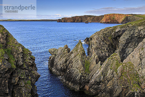 Ness of Hillswick  dramatische zerklüftete Klippen und rote Granitklippen der Heads of Grocken  Northmavine  Shetlandinseln  Schottland  Vereinigtes Königreich