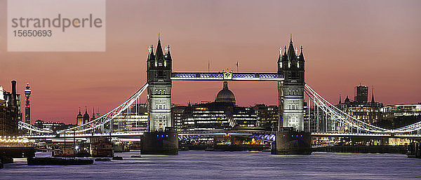 Panoramablick auf die Tower Bridge mit der St. Paul's Cathedral in der Abenddämmerung  London  England  Vereinigtes Königreich