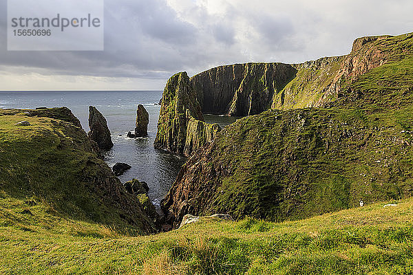 Westerwick  dramatische Küstenansichten  rote Granitklippen und Felsen  West Mainland  Shetlandinseln  Schottland  Vereinigtes Königreich