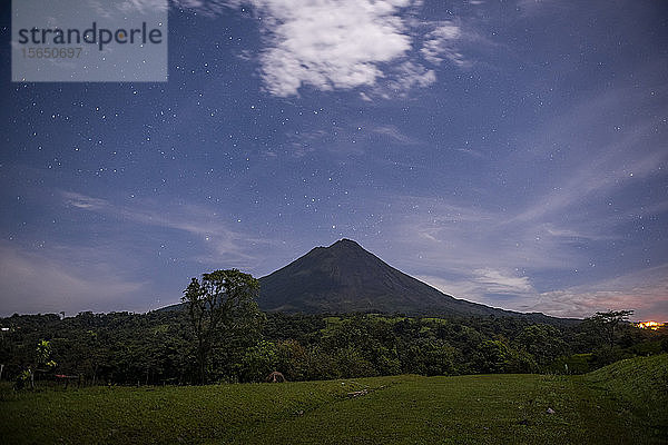 Vulkan Arenal unter dem Sternenhimmel bei Nacht  in der Nähe von La Fortuna  Provinz Alajuela  Costa Rica