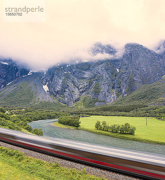 Der Schnellzug der Rauma-Linie fährt neben dem Fluss im Romsdalen-Tal  Andalsnes  Bezirk More og Romsdal  Norwegen  Skandinavien
