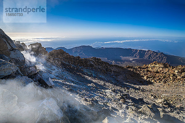 Blick vom Gipfel des Vulkans El Teide im Nationalpark am frühen Morgen  UNESCO Weltkulturerbe  Teneriffa  Kanarische Inseln  Spanien  Atlantik