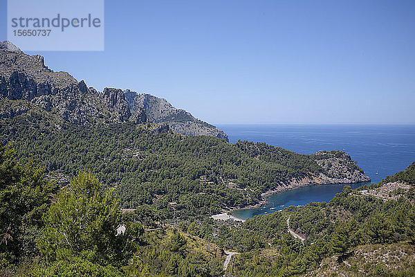 Die abgeschiedene Bucht von Cala Tuent an der zerklüfteten Nordwestküste der Mittelmeerinsel Mallorca  Balearen  Spanien