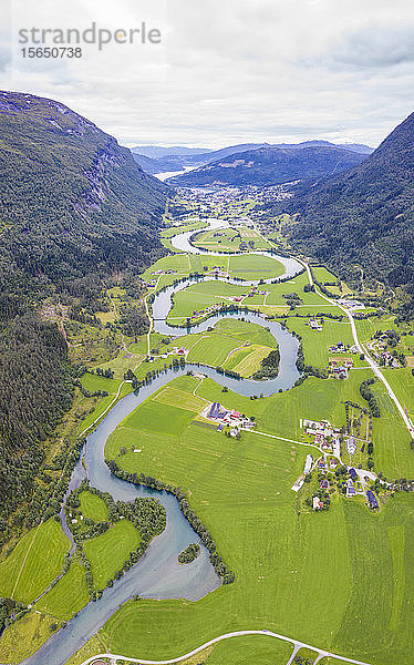 Luftaufnahme des serpentinenförmigen Flusses Stryneelva  Stryn  Nordfjorden  Provinz Sogn og Fjordane  Norwegen  Skandinavien