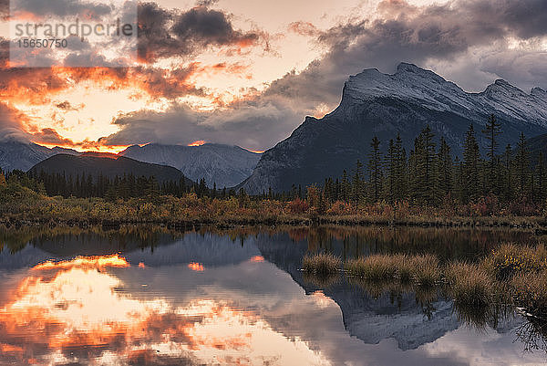Sonnenaufgang und Gewitterwolken an den Vermillion Lakes mit Mount Rundle im Herbst  Banff National Park  UNESCO-Weltkulturerbe  Alberta  Rocky Mountains  Kanada