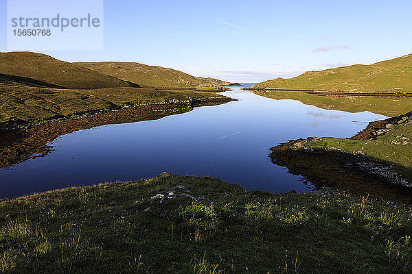 Mavis Grind  frühmorgendliche Reflexionen  schmale Landenge zwischen Nordsee und Atlantik  Shetland-Inseln  Schottland  Vereinigtes Königreich