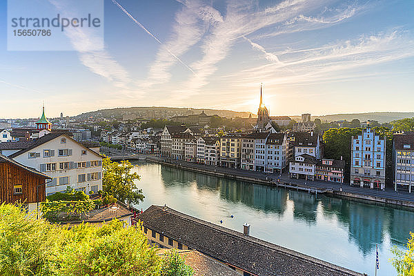 Sonnenaufgang über dem Fluss Limmat vom Lindenhof aus gesehen  Zürich  Schweiz