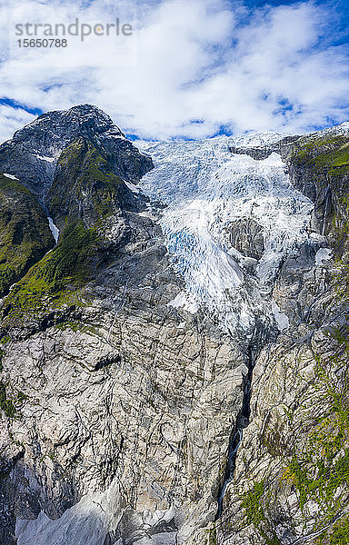 Drohnenaufnahme des Boyabreen-Gletschers im Sommer  Jostedalsbreen-Nationalpark  Fjaerland  Sogndal  Bezirk Sogn og Fjordane  Norwegen  Skandinavien