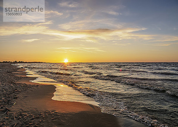 Ostsee bei Sonnenuntergang  Mikoszewo  Woiwodschaft Pommern  Polen