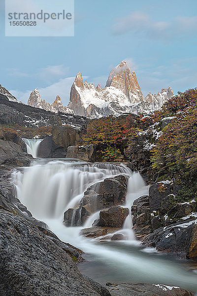 Geheimer Wasserfall und Fitz Roy bei Sonnenaufgang  El Chalten  Nationalpark Los Glaciares  UNESCO-Weltkulturerbe  Provinz Santa Cruz  Argentinien  Südamerika