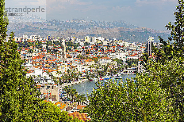 Panoramablick von oben auf die Stadt Split und die Kathedrale des Heiligen Domnius  Split  Dalmatinische Küste  Kroatien