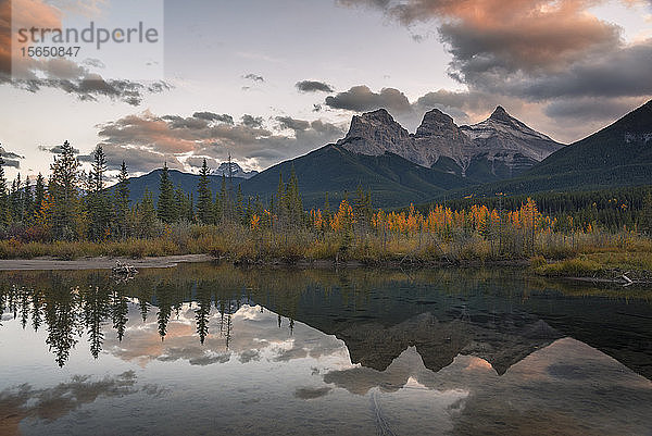 Sonnenuntergang über den Three Sisters im Herbst in der Nähe des Banff National Park  UNESCO Weltkulturerbe  Canmore  Alberta  Rocky Mountains  Kanada