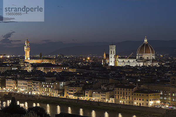 Ein Blick auf Florenz in der Abenddämmerung  Florenz  Toskana  Italien