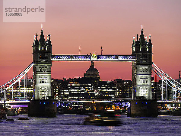 Panoramablick auf die Tower Bridge mit der St. Paul's Cathedral  London  England  Vereinigtes Königreich