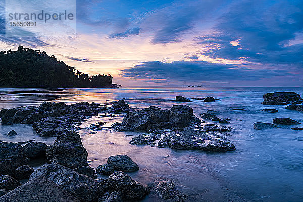 Sonnenaufgang am Strand Playa Arco  Uvita  Nationalpark Marino Ballena  Provinz Puntarenas  Pazifikküste von Costa Rica
