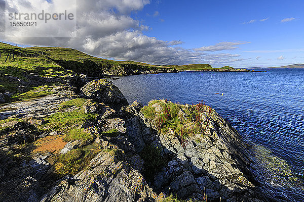 Blick auf Bressay an einem schönen Tag  Bay of Ocraquoy  Fladdabister  South Mainland  Shetland-Inseln  Schottland  Vereinigtes Königreich