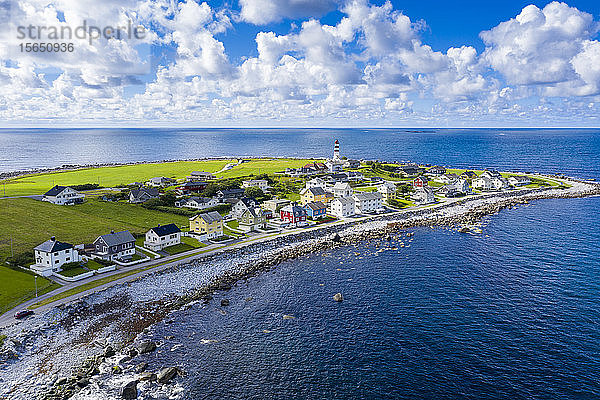 Luftaufnahme des Küstendorfs Alnes  Godoya Island  Alesund  More og Romsdal County  Norwegen  Skandinavien  per Drohne