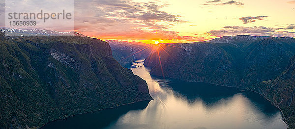 Luftaufnahme des dramatischen Himmels bei Sonnenuntergang entlang des Fjords vom Aussichtspunkt Stegastein  Aurlandsfjord  Provinz Sogn og Fjordane  Norwegen  Skandinavien