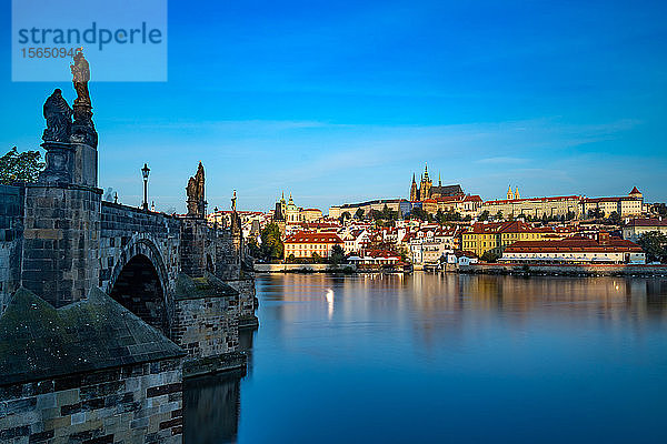 Die frühe Morgensonne beleuchtet den Veitsdom und die Prager Burg  UNESCO-Weltkulturerbe  Prag  Tschechische Republik