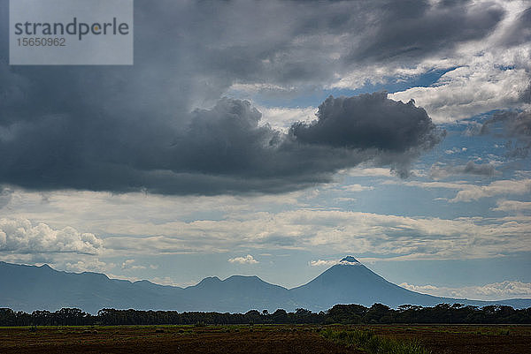 Vulkan Arenal  gesehen aus der Nähe von La Fortuna  Provinz Alajuela  Costa Rica