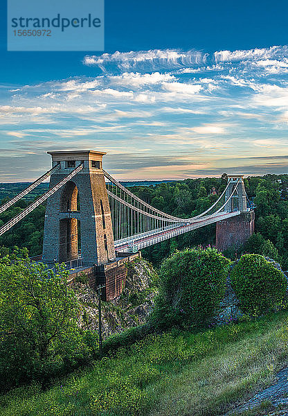 Historische Clifton-Hängebrücke von Isambard Kingdom Brunel überspannt die Avon-Schlucht mit dem Fluss Avon darunter  Bristol  England  Vereinigtes Königreich