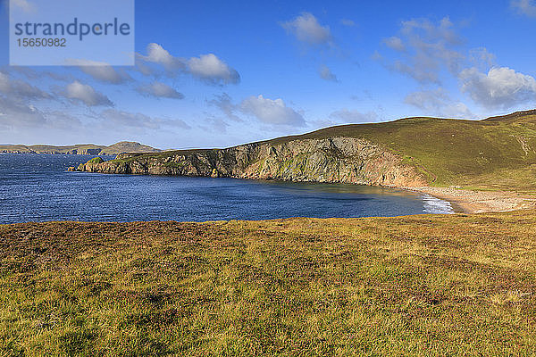 Little Ayre  roter Sandstrand  rote Granitfelsen  Muckle Roe Island  Shetlandinseln  Schottland  Vereinigtes Königreich