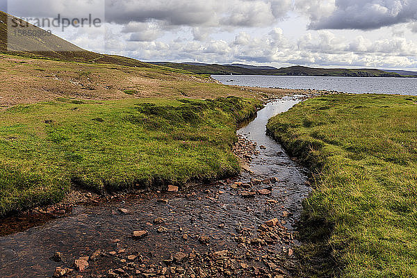 Little Ayre  Brand  roter Sand- und Granitstrand und Felsen  Muckle Roe Island  Shetlandinseln  Schottland  Vereinigtes Königreich