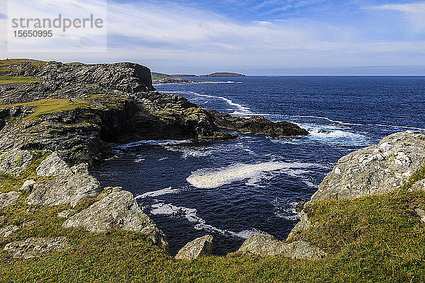 Isle of Fethaland  schäumende See  dramatische Küste  Blick nach Süden zur Isle of Uyea  North Roe  North Mainland  Shetland-Inseln  Schottland  Vereinigtes Königreich