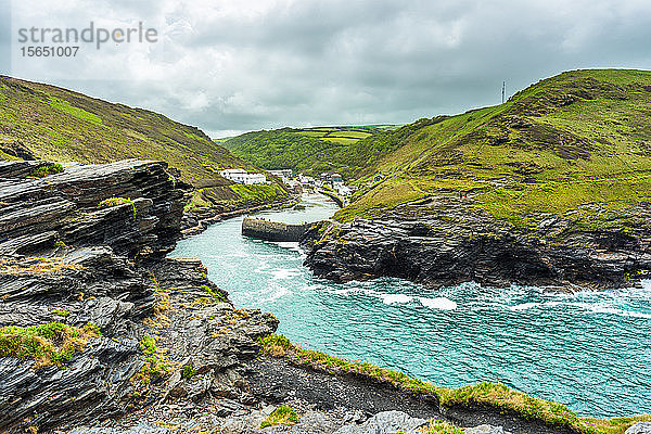 Dramatische Küstenlandschaft mit Blick auf das Dorf Boscastle von der Spitze des Warren Point in West Cornwall  England  Vereinigtes Königreich