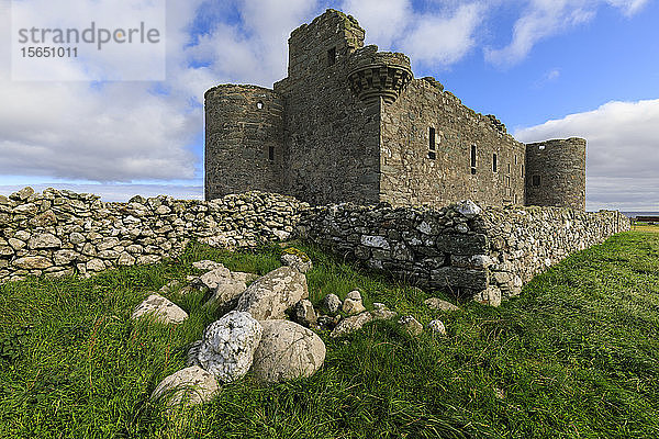 Muness Castle  1598  nördlichster Punkt des Vereinigten Königreichs  Blick auf die Küste  Uyeasound  Insel Unst  Shetlandinseln  Schottland  Vereinigtes Königreich