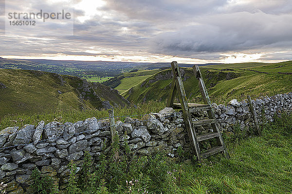 Höhenansicht des Winnats Pass  Winnats Pass  Hope Valley  Peak District  Derbyshire  England  Vereinigtes Königreich