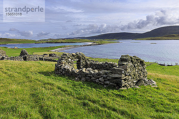 Minn Beach  Banna Minn  Ruinen von Crofthouses  Tombolo  Papil  West Burra Island  Blick auf East Burra  Shetland Isles  Schottland  Vereinigtes Königreich