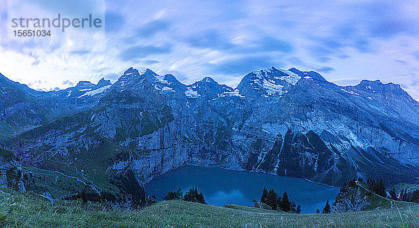 Wolken in der Abenddämmerung über dem Oeschinensee  Berner Oberland  Kandersteg  Kanton Bern  Schweiz