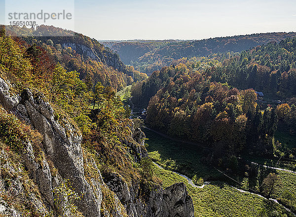 Herbst im Tal des Flusses Pradnik  Ojcow-Nationalpark  Krakau-Tschenstochauer Hochland (Polnischer Jura)  Woiwodschaft Kleinpolen  Polen