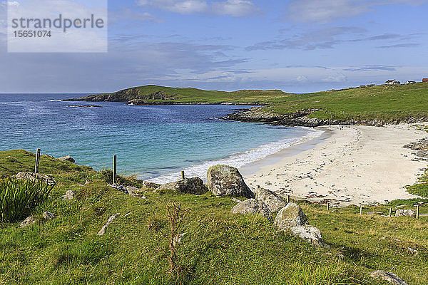 Meal Beach  weißer Sand  türkisfarbenes Wasser  einer der schönsten Strände der Shetlands  Insel West Burra  Shetlandinseln  Schottland  Vereinigtes Königreich