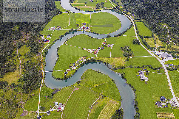 Luftaufnahme des gewundenen Flusslaufs des Stryneelva  Stryn  Nordfjorden  Bezirk Sogn og Fjordane  Norwegen  Skandinavien