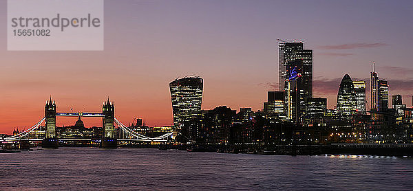 Panoramablick auf die Tower Bridge mit der St. Paul's Cathedral und den Hochhäusern der City bei Sonnenuntergang  London  England  Vereinigtes Königreich