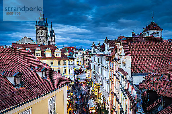 Auf dem Weg zum Weihnachtsmarkt auf dem Prager Altstädter Ring  wo die 600 Jahre alte Astronomische Uhr am höchsten steht  UNESCO-Weltkulturerbe  Prag  Tschechische Republik