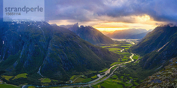 Luftaufnahme der Wolken bei Sonnenuntergang über dem Romsdalen-Tal vom Bergrücken Romsdalseggen  Andalsnes  Region More og Romsdal  Norwegen  Skandinavien