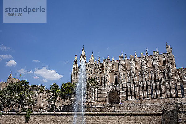 Springbrunnen vor der gotischen Kathedrale Santa Maria de Palma (La Seu) in Palma auf der Mittelmeerinsel Mallorca  Balearen  Spanien