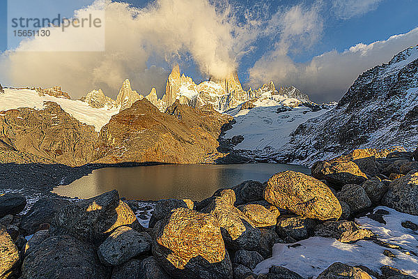 Fitz Roy Gebirgskette am Morgen an der Laguna Los Tres  El Chalten  Nationalpark Los Glaciares  UNESCO-Weltkulturerbe  Provinz Santa Cruz  Argentinien  Südamerika