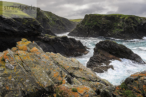 Halbinsel Ketla Ness  Fugla Stack  dramatische Küste  Klippen  Wolken  Banna Minn  West Burra Island  Shetlandinseln  Schottland  Vereinigtes Königreich