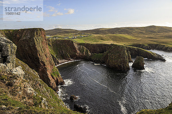 Westerwick  dramatische Küstenansichten  rote Granitklippen und Felsen  West Mainland  Shetlandinseln  Schottland  Vereinigtes Königreich