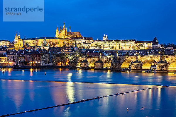 Der Veitsdom und die Prager Burg beleuchtet während der abendlichen blauen Stunde  die sich in der Moldau spiegelt  UNESCO-Weltkulturerbe  Prag  Tschechische Republik