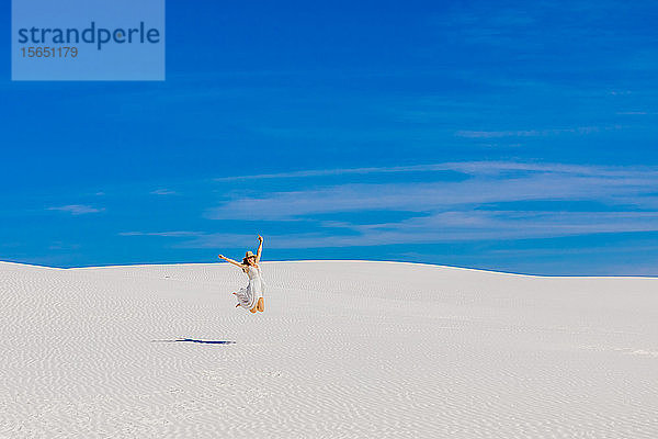 Frau springt auf Gipssanddüne  White Sands  New Mexico  Vereinigte Staaten von Amerika