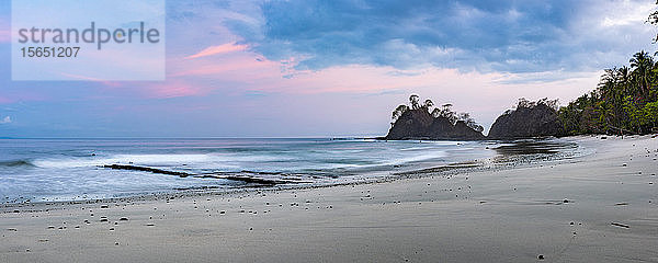 Strand von Punta Leona bei Sonnenaufgang  Provinz Puntarenas  Pazifikküste von Costa Rica